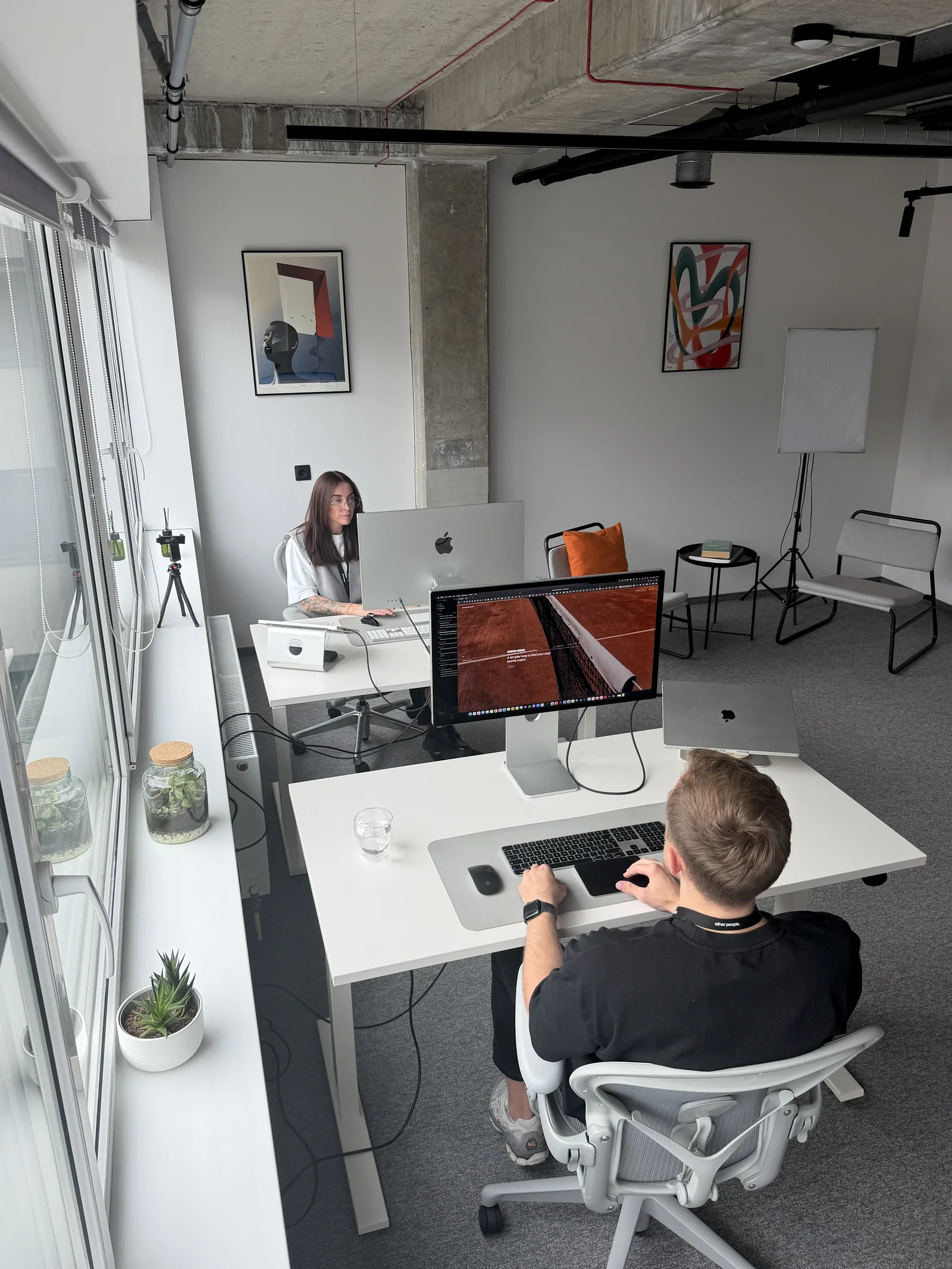 Eligijus ir Rimvita prie savo stalų studijoje Vilniuje, iš viršaus