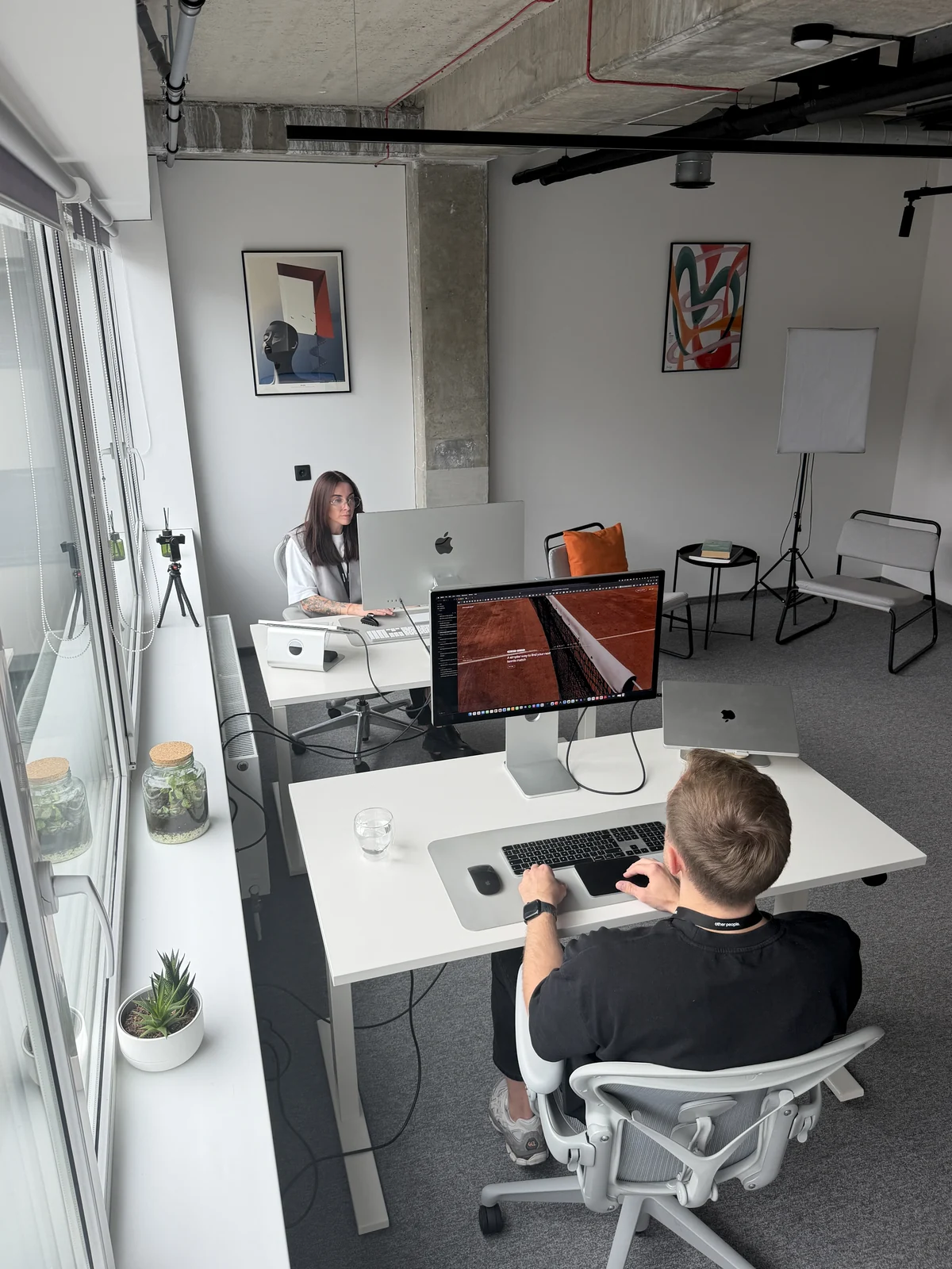 Eligijus ir Rimvita prie savo stalų studijoje Vilniuje, iš viršaus
