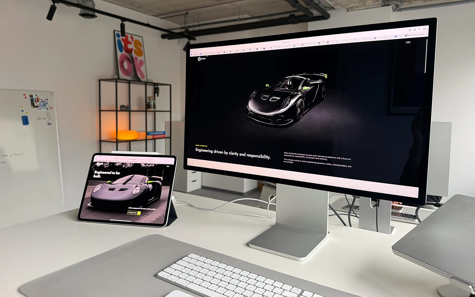 Rhino Automotive svetainė studijos monitoriuje, šalia planšetė