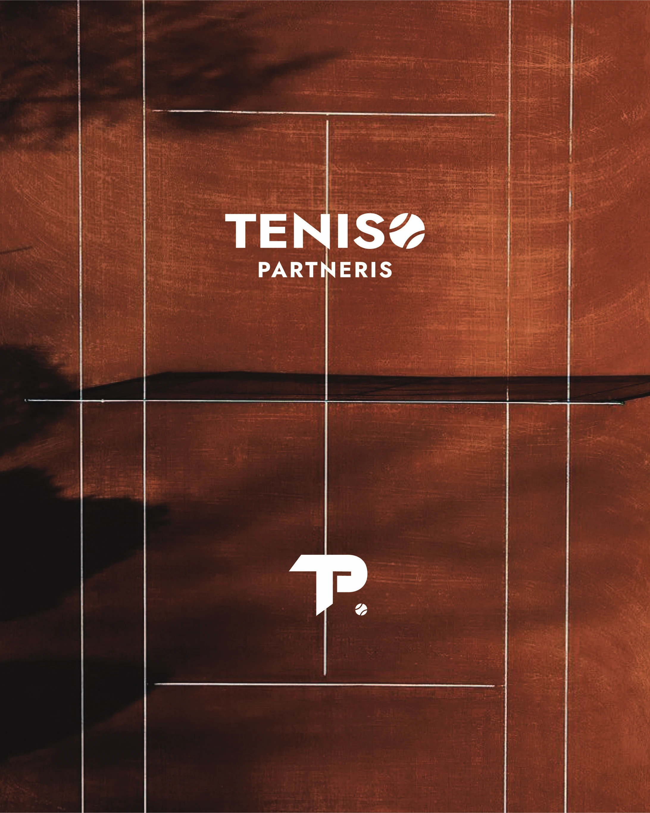 Teniso Partneris ženklas ir TP simbolis ant grunto korto, žiūrint iš viršaus